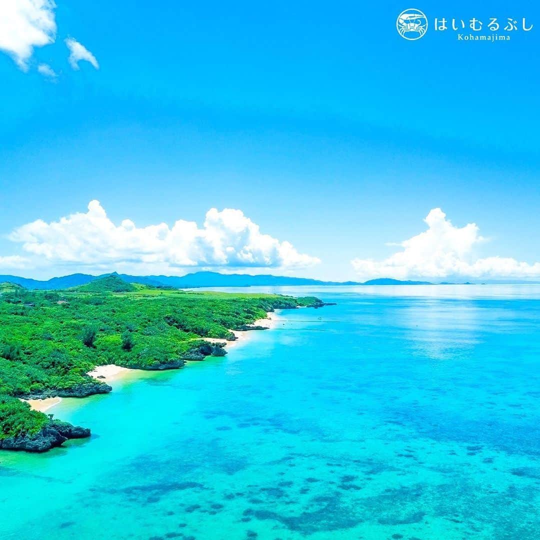 HAIMURUBUSHI はいむるぶしさんのインスタグラム写真 - (HAIMURUBUSHI はいむるぶしInstagram)「小浜島・はいむるぶしから癒しの風景をお届けします。 琉球石灰岩の海岸線が続く沖縄の美しい景観。 白い砂浜には小波が打ち寄せ、静かな時間を刻んでいます。 またお会いできる日を楽しみにお待ちしています。 #沖縄 #小浜島 #はいむるぶし」5月24日 0時08分 - haimurubushi_resorts