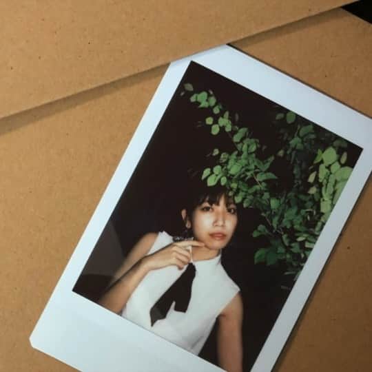 辻詩音のインスタグラム：「宅録ミニアルバム「おうちの王国」初回盤残り少なくなりました🌴まだの方はお早めにっ！意識したわけじゃないけど、なんか夏っぽさもあり、今にぴったりな歌詞もあったり不思議で心地いいアコースティックアルバムになったんじゃないかなと思ってるよ🍇 BGMはこのアルバムのおふざけ、「レストラン」のうたの、くだらなキュート部分。 チーズとろり♩でチーズinハンバーグを頭に浮かべてもらえたらいいなと思って命かけた。 ここ歌うの最高に楽しいからねみんな、覚えてね🍛 #辻詩音 #レストラン #おうちの王国 #minialbum #ミニアルバム #宅録」