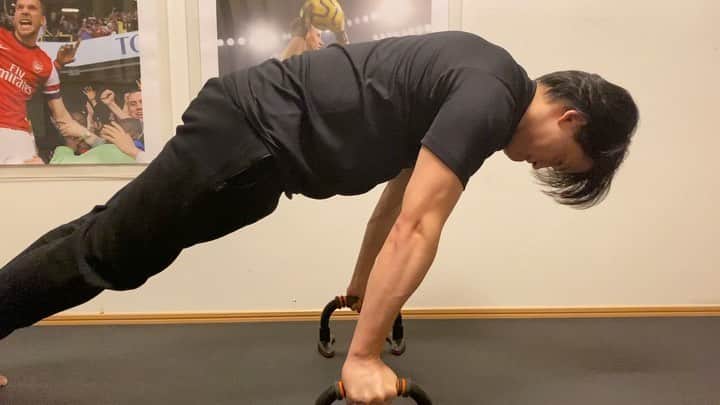 のインスタグラム：「今日は肩の日💪🏻 . プランシェの練習のために取り入れた種目だったけど、これかなりオススメ . 肩のフロントめちゃくちゃ効くよ！ 肩強い人はもっと身体前に出して負荷かけてね😇 . #training #fitness #diet #筋トレ #ダイエット」