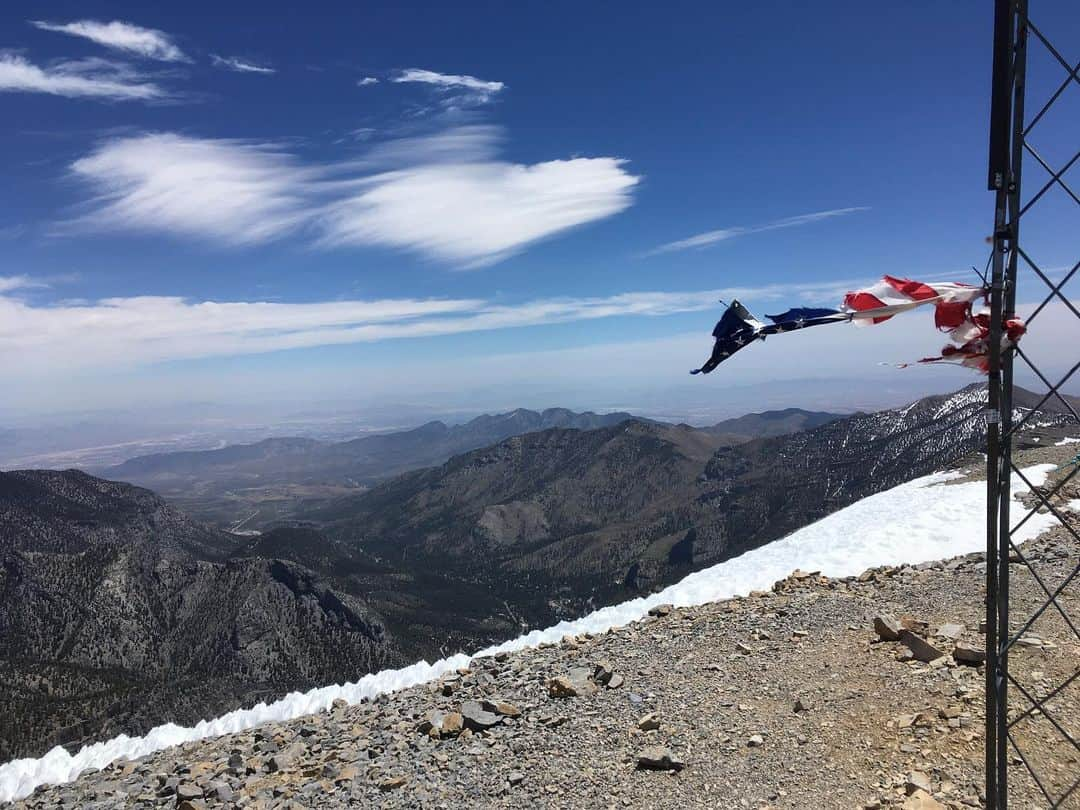 アレックス・オノルドさんのインスタグラム写真 - (アレックス・オノルドInstagram)「Yesterday I did a nice bike and hike adventure from my home in Vegas - I rode up to Mt Charleston, staggered up, ran down, then rode home. Really windy and pretty chilly on the summit since it’s 9k ft higher than home. Pretty cool to be able to have a legit adventure right from my door. (About 75mi and 5.5k vert biking, 15mi hiking with 4.5k vert). The most extreme part of the whole adventure was probably riding home on surface streets in Vegas...」5月24日 0時11分 - alexhonnold