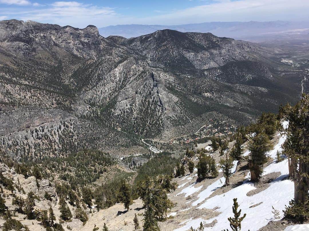アレックス・オノルドのインスタグラム：「Yesterday I did a nice bike and hike adventure from my home in Vegas - I rode up to Mt Charleston, staggered up, ran down, then rode home. Really windy and pretty chilly on the summit since it’s 9k ft higher than home. Pretty cool to be able to have a legit adventure right from my door. (About 75mi and 5.5k vert biking, 15mi hiking with 4.5k vert). The most extreme part of the whole adventure was probably riding home on surface streets in Vegas...」