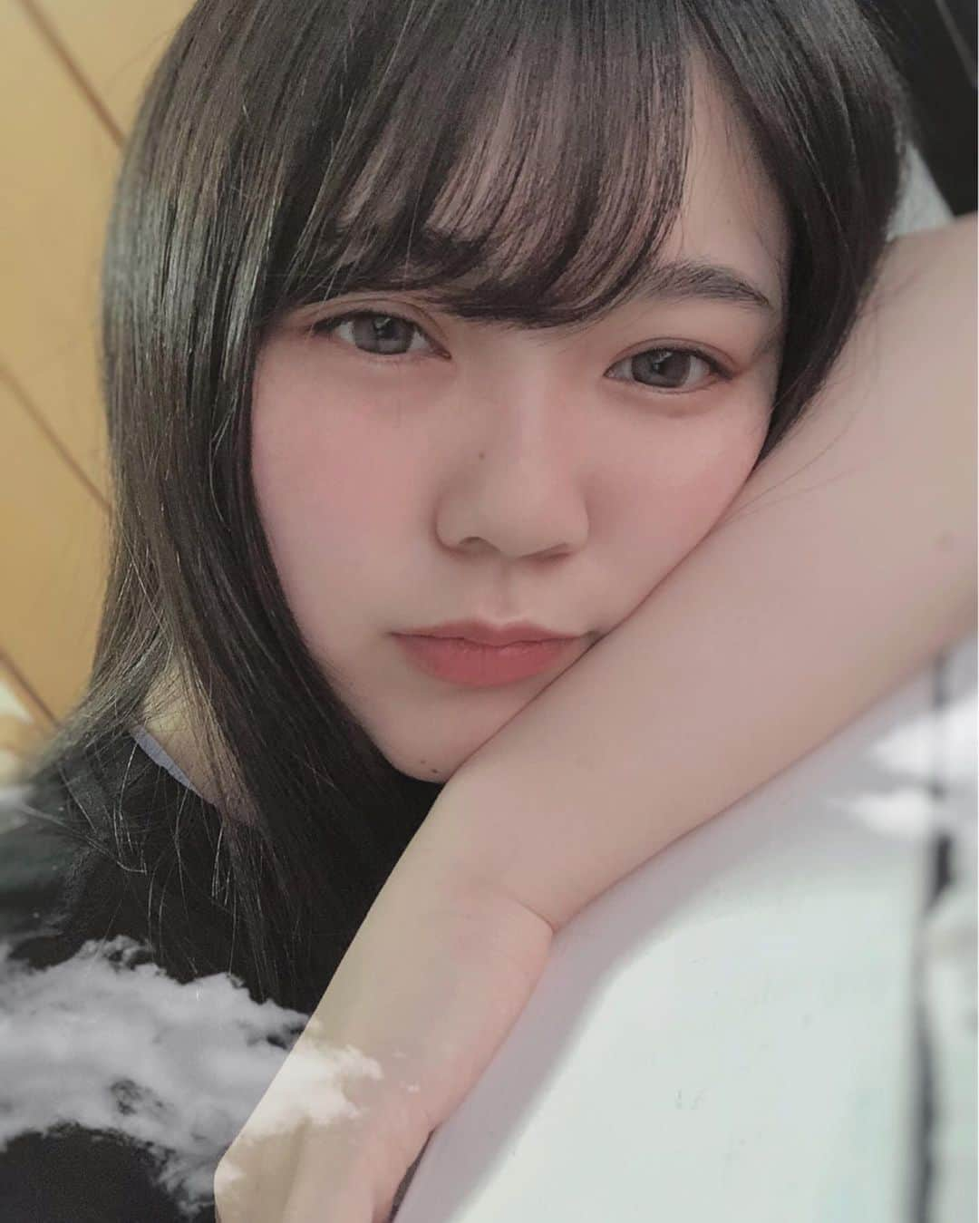 能美真奈（ぷにたん）さんのインスタグラム写真 - (能美真奈（ぷにたん）Instagram)「愛不足社会.🐇 苦しい時に誰かが手を差し伸べてくれる現象、 頼れる人が居る事がどんなに救われる事か。 . 攻撃する人はどこかいつも満たされてない 心がすかすかの場合が多くて、 いい事悪い事の区別も教えてくれる 愛を持った人が周りに薄い時期 そんな気がする . . そんな人に攻撃される人にも心の底から 頼れる人、愛を与えてくれる人が周りに居ると 世界は全然異なって見える。 . . 幼少期の親の愛は、 1番目だから影響を受けやすいと思う。 そこが軸に、友人からの愛、恋人の愛...色んな形で補われていく 今、愛を感じられる人はどれ程幸せなのかな だから今、愛をもてる人は周りの人を大事に出来る . . 愛を持てる人はたまたま 恵まれていただけかもしれない だから、 愛不足の人に愛を与えていこうなんて理想なのかな そうすれば、攻撃する人も攻撃される人も救える 大きな事を言わないから、身近の人で良いから。 愛を渡して連鎖していくんだ . 今、親の人は自分の子どもに思い切り愛を渡すの。最初が肝心。その子が大人になって愛を持った人になるの、誰かに愛を渡せるように。そんな子が増えて連鎖しあうと、世界はひっくり返るなんて理想かな . . 私たちはもっと愛されるべきだよ . . #宗教っぽくなった」5月24日 0時30分 - punitan0624