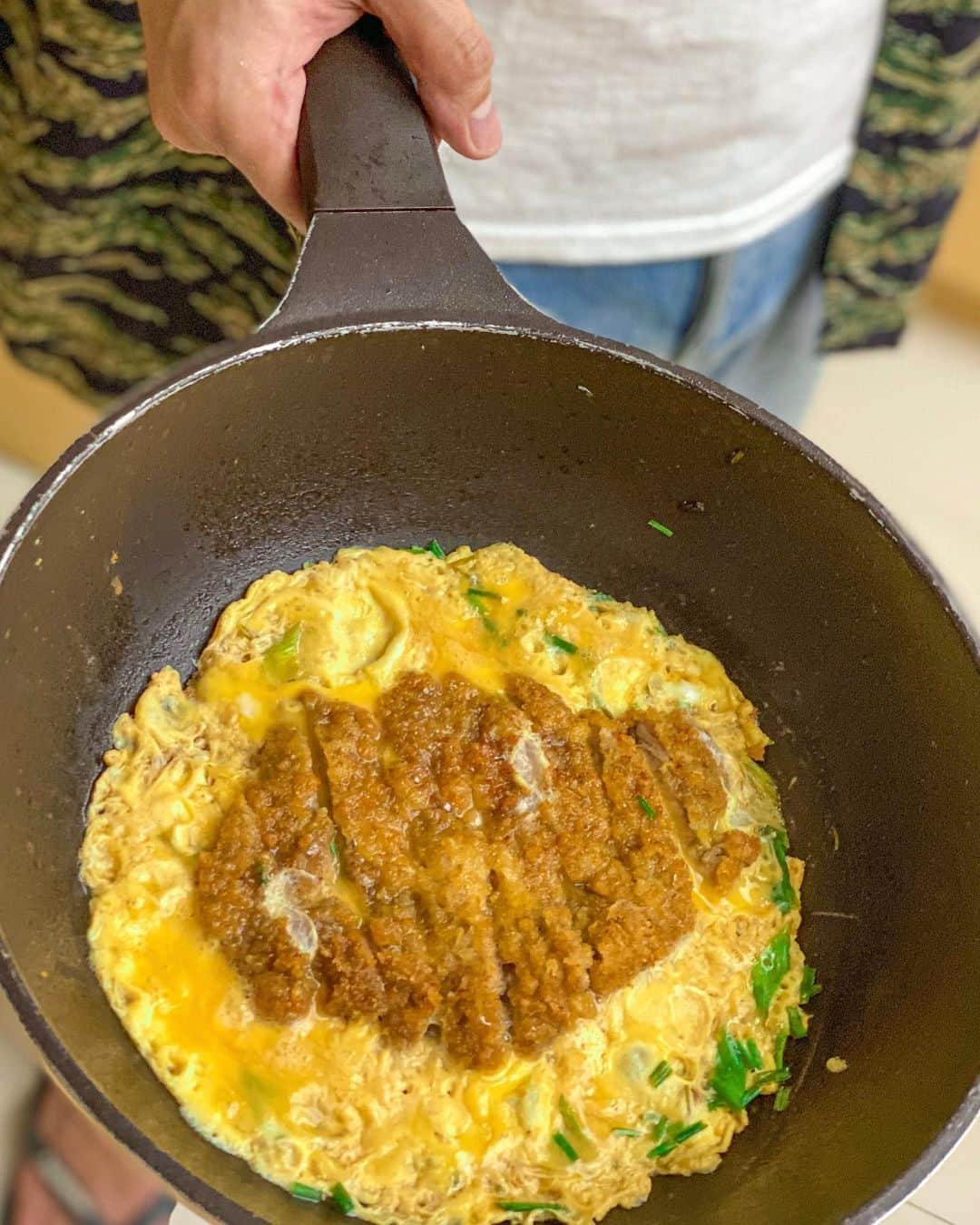 Kathryn Bernardoさんのインスタグラム写真 - (Kathryn BernardoInstagram)「Look who brought over our “ayuda” earlier today! Arigato, Mayor Danyel for taking time to prep our japanese dinner! ☺️ Spot @pepsiphilippines making our meal extra special. 🤤」5月24日 0時32分 - bernardokath