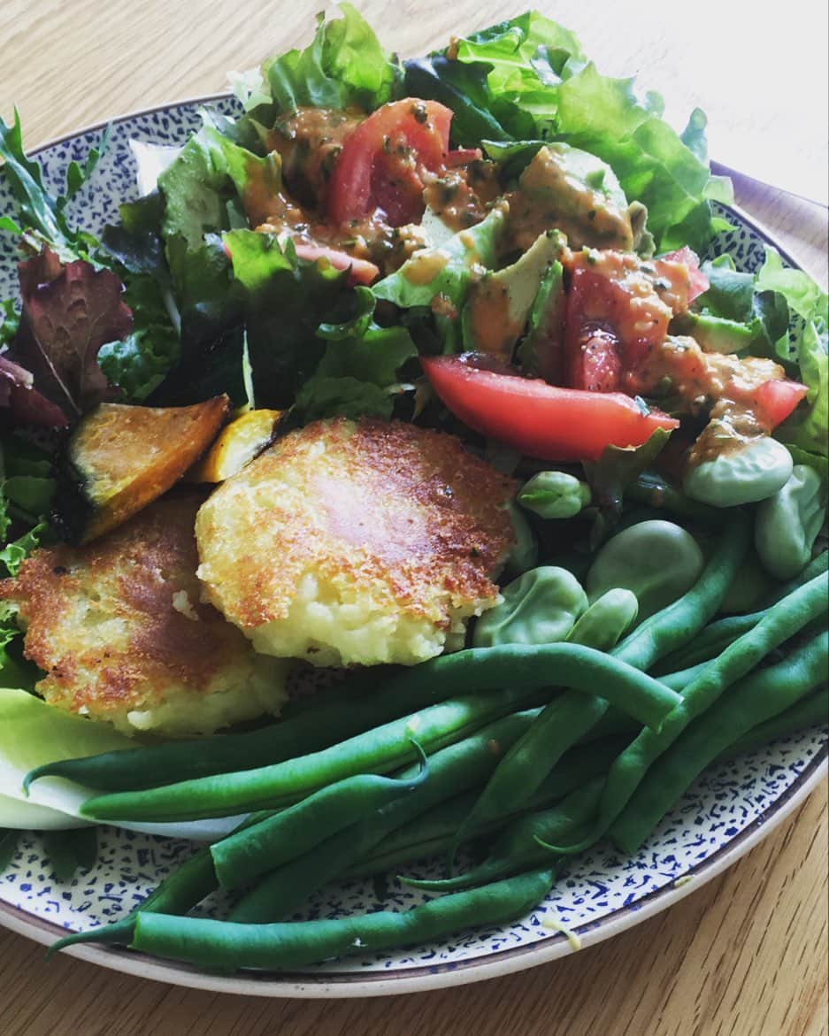 SHANTIさんのインスタグラム写真 - (SHANTIInstagram)「Vegan Lunch. Hash brown plate with assorted grilled, steamed,  and fresh garden greens with homemade tomato garlic parsley dressing. #veganfood #veganlunch  Eliminating vinegar for a while. Tomatoes will give you the acid you need for the dressing. One cloves garlic, basil, parsley, olive oil, salt and a tomato. Put them in a blender and voila you will get a beautiful pink dressing. My favorite was the soramame!!!」5月24日 0時34分 - shantimusic