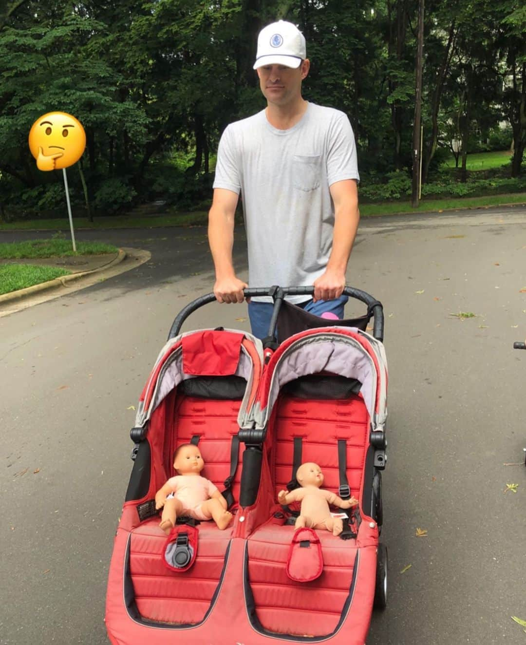 ブルックリン・デッカーさんのインスタグラム写真 - (ブルックリン・デッカーInstagram)「Err.. Andy you look like a total creep. (Stevie insisted her baby dolls join us on a walk)」5月24日 0時44分 - brooklyndecker