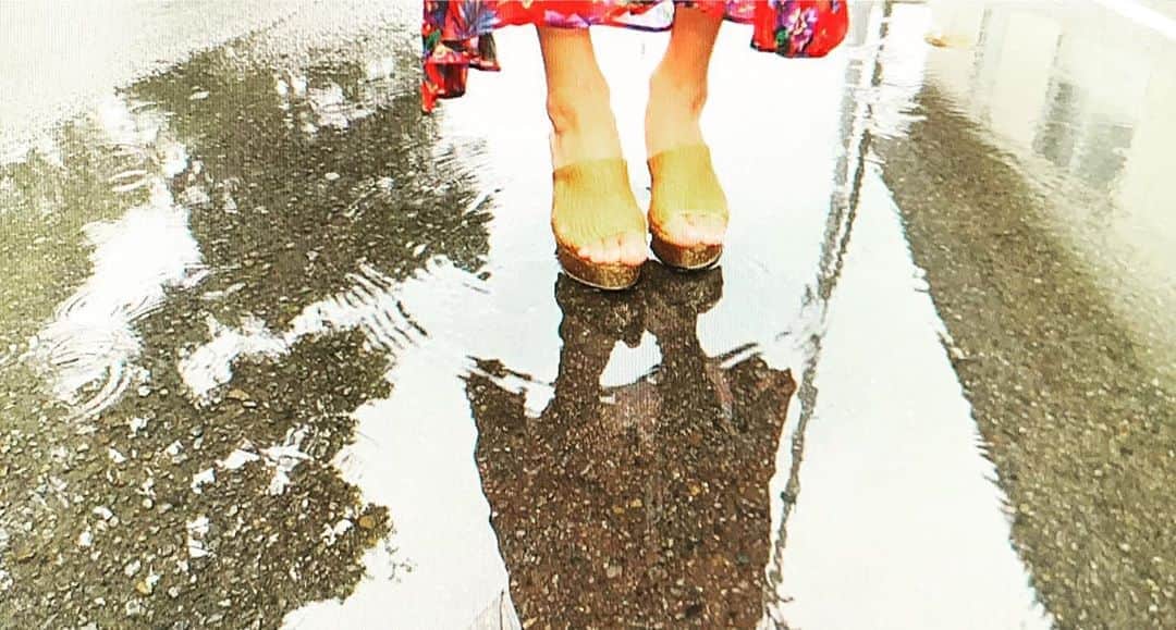 熊切あさ美さんのインスタグラム写真 - (熊切あさ美Instagram)「梅雨が近づいてきてる 梅雨の頃には普通の生活に戻っていてほしいな。。。 止まない雨はない☺️ 大丈夫。。。大丈夫☺️ #コロナに負けない  #smile #写真集予約はじまりました☺️ #雨　#rain #水たまり　#熊切あさ美」5月24日 0時37分 - asami_kumakiri