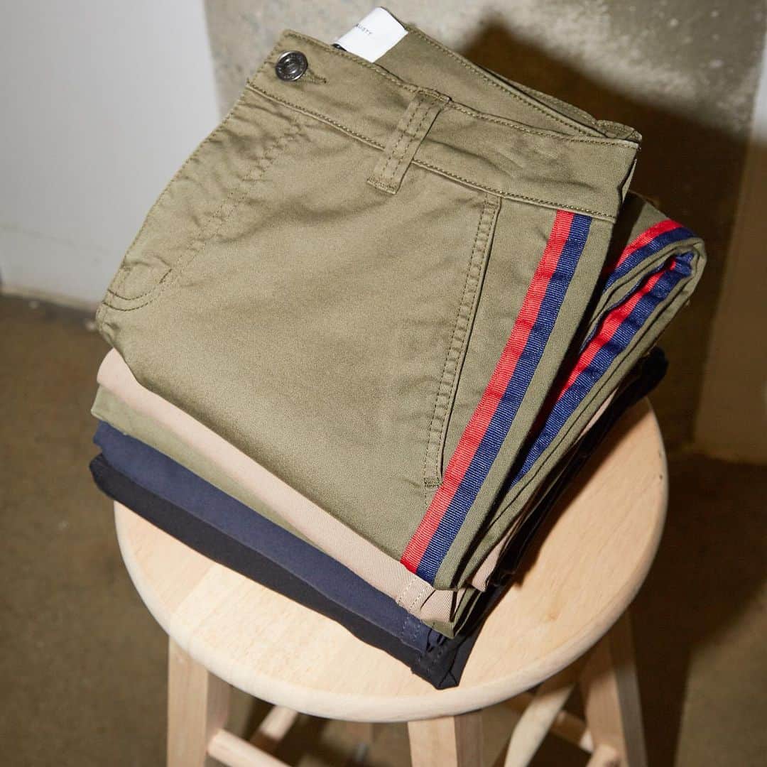 カレントエリオットのインスタグラム：「menswear inspired, made for you / our confidant is a relaxed, slightly cropped trouser with just the right amount of stretch that'll go with, well, everything」
