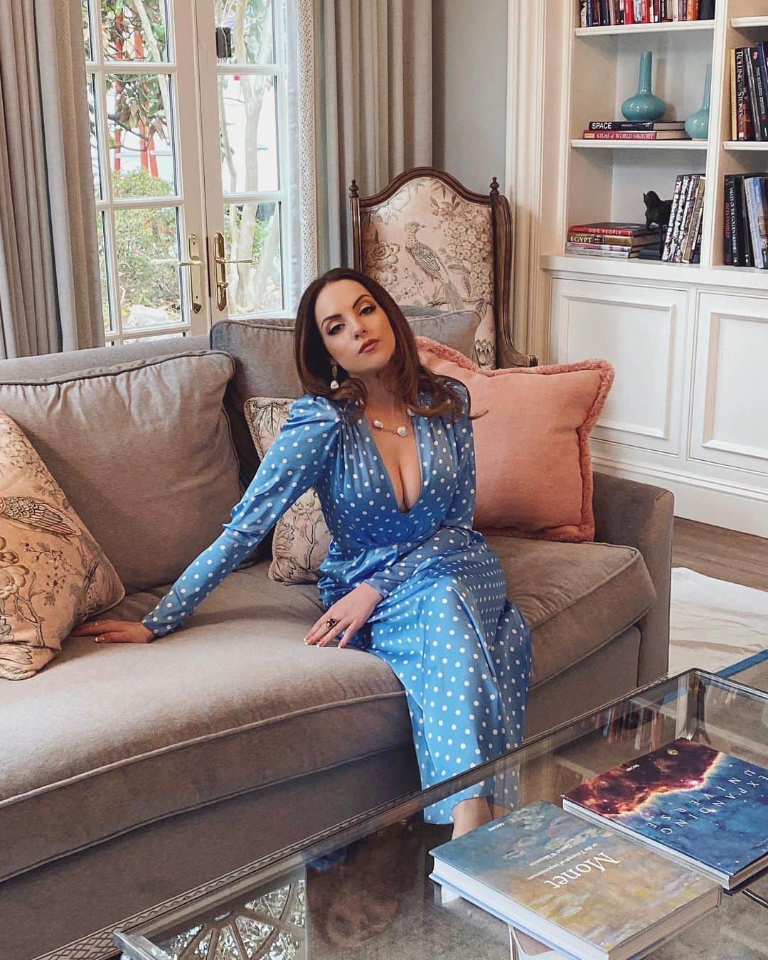 エリザベス・ギリースのインスタグラム：「Dynasty Season 3 is now officially on Netflix. Go binge the hell out of it!」
