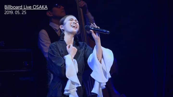 小柳ゆきのインスタグラム：「YouTubeに「remain〜心の鍵」のLive動画をアップしました！ 2019年のBillboard Osakaでのものです。 . . ピアノ　#草間信一 さん ベース　#鳥越啓介 さん . 早くLiveしたいなぁ🥺 是非聴いてみてくださいね✨ . . プロフィールのリンクからか、ストーリーズのリンクからナニしてください🙇‍♂️」