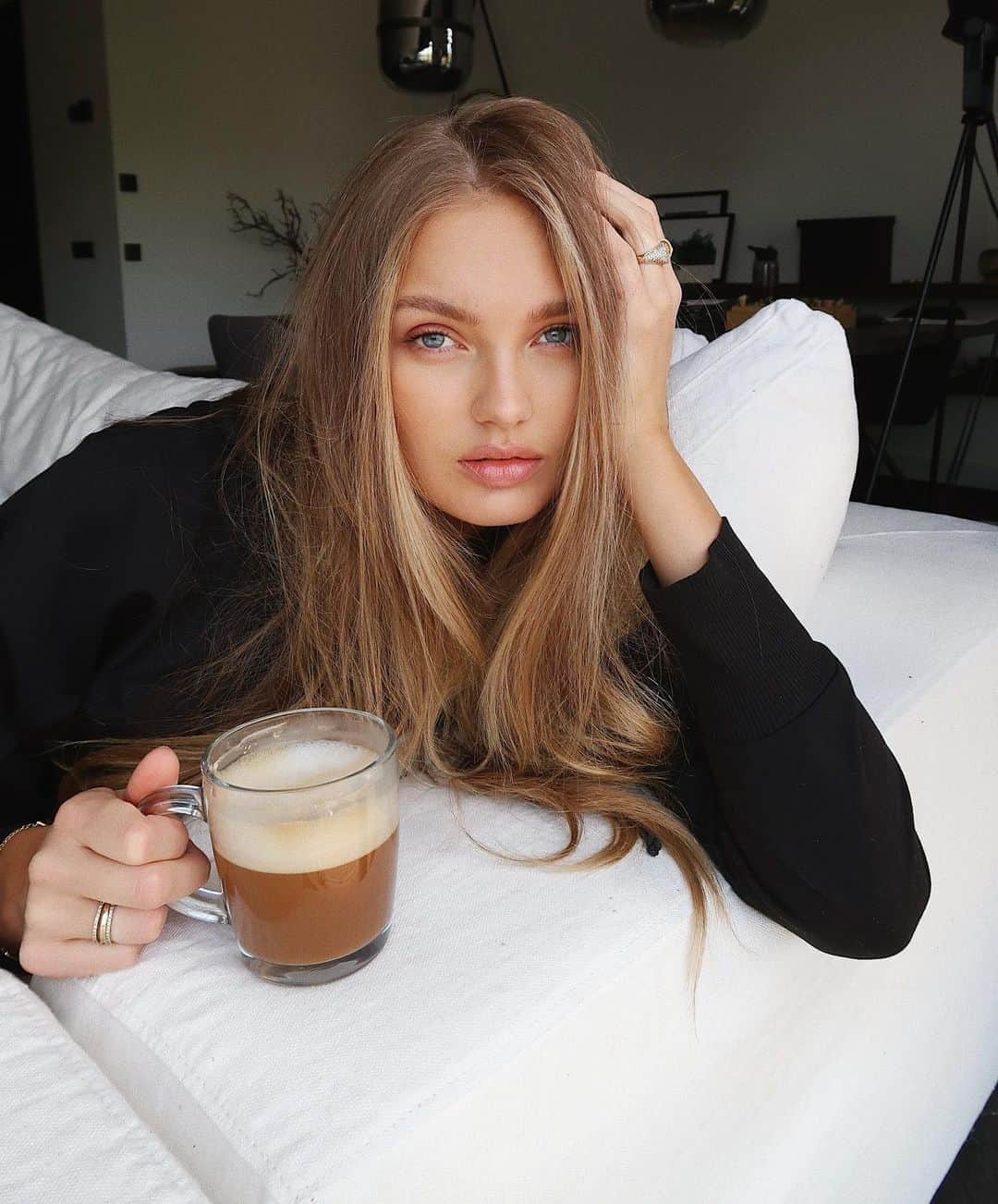 ロミー・ストリドのインスタグラム：「Slow mornings and coffee 💭」