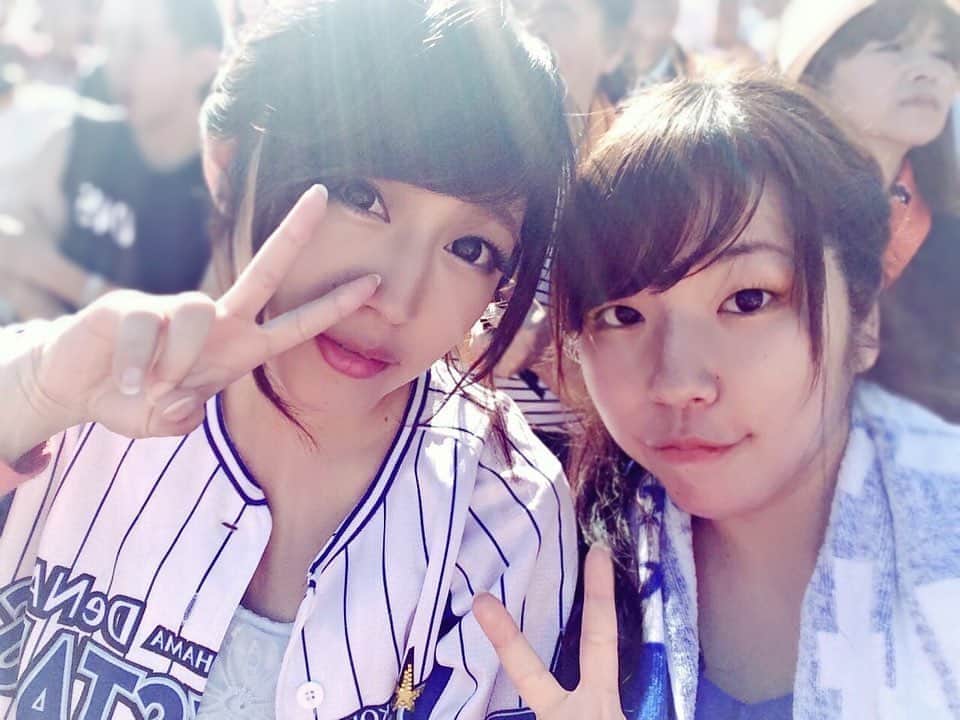 橋元優菜のインスタグラム：「＊ 年齢更新です🎂✌️ 病気をきっかけに事務所を退いてからあまり人前に出なくなり完全な引退も考えていましたが、  声をかけてくれた仲間に助けられ、 辛い時に話を聞いてくれる友人に助けられ、 今年もこうして少しずつ色々な事をさせていただけるようになりました。  いつまでもずっと応援してくれてる皆に 誕生日にありがとうを伝える事ができてすごく幸せです♪  いつもありがとう💓 いろんな活動してみんなのこと振り回してごめんね🤫  写真は横浜仲間と観に行ったベイスターズ戦の思い出📸  横浜の街が大好きで、昼間のクラブがわりに通ったガラガラのハマスタ⚾️ 最近じゃチケットも取れないよね😂  あれから今、野球の仕事に携わっているなんて当時の自分では考えもしなかったです😮  今年は自分のやりたいことをやる歳だと思っているので、 芸能もプライベートのお仕事もいろんなことにチャレンジしていきたいと思います。  こんな自分ですが今歳もよろしくお願いします🙇🏼‍♀️ おおさかゆう ＊ ＊ ＊ ＊ ＊ ＊ ＊ #誕生日 #野球 #ベイスターズ #ハマスタ #野球女子 #プロ野球 #趣味 #バースデーケーキ #誕生日アルバム #横浜 #横浜中華街 #denaベイスターズ #ユニフォーム #横浜denaベイスターズ #横浜スタジアム #野球女子と繋がりたい #つながりたいのかわからないけど #応援グッズ #部活 #ポニーテール #ポニーテールアレンジ #アラサー #アラサーコーデ #アラサーメイク」