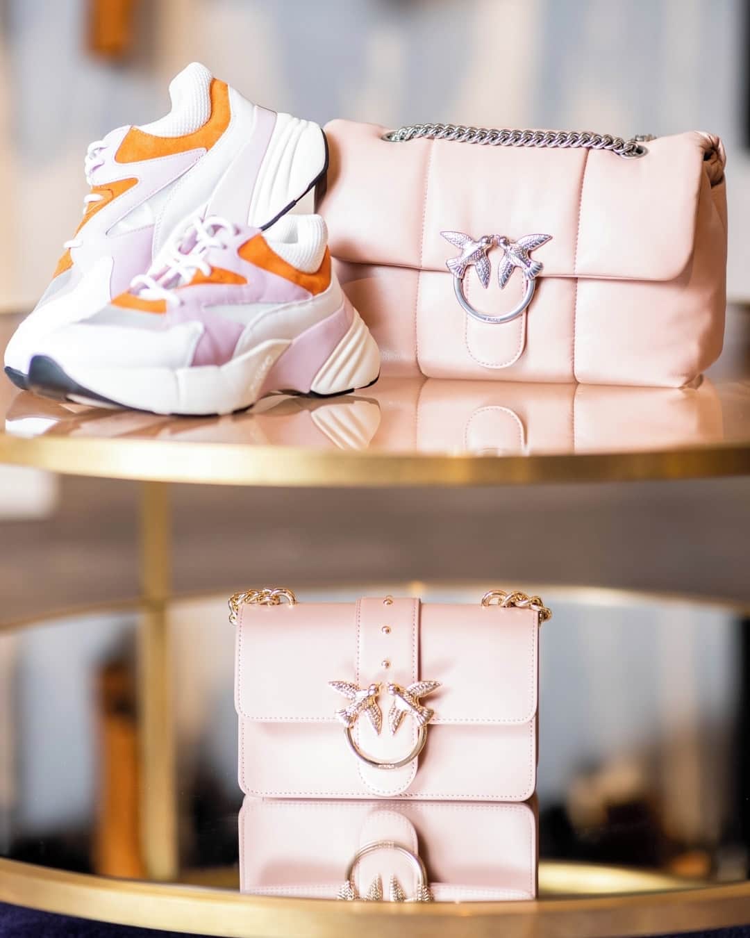 PINKOさんのインスタグラム写真 - (PINKOInstagram)「Saturday is meant to be spent with Love. Enjoy the cool lines of our #LoveBag selection and the comfy attitude of our sneakers: today and any day you want! #PINKO #SS20 #PINKOLove」5月24日 1時00分 - pinkoofficial