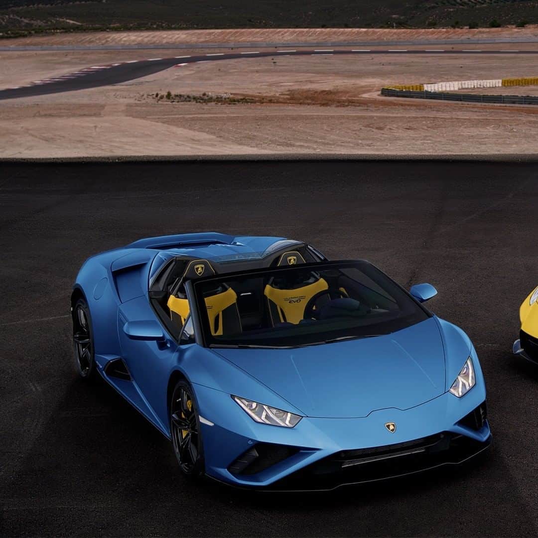 ランボルギーニのインスタグラム：「Sometimes beautiful things compete, other times they complement.  Of the two outstanding Super Sports Cars, which would you choose - the Huracán EVO RWD or the Huracán EVO RWD Spyder?  #Lamborghini #LamborghiniVersus #HuracanEVORWD #HuracanEVORWDSpyder #RewindToRWD」