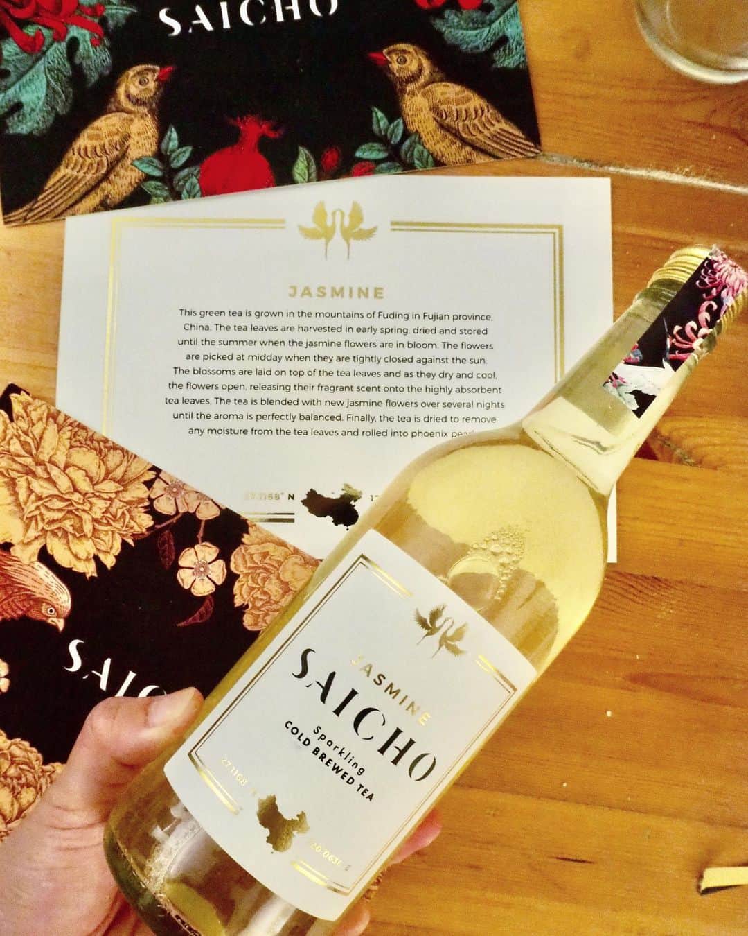 Eat With Steph & Coのインスタグラム：「Mmmmm my favourite of the three sparkling teas was this jasmine bottle! For sparking water lovers x tea 🍵(other flavours - Hojicha + Darjeeling) Healthy alternative to alcohol and perfect for the summer breeze :) check out @saichodrinks !! #gifted」