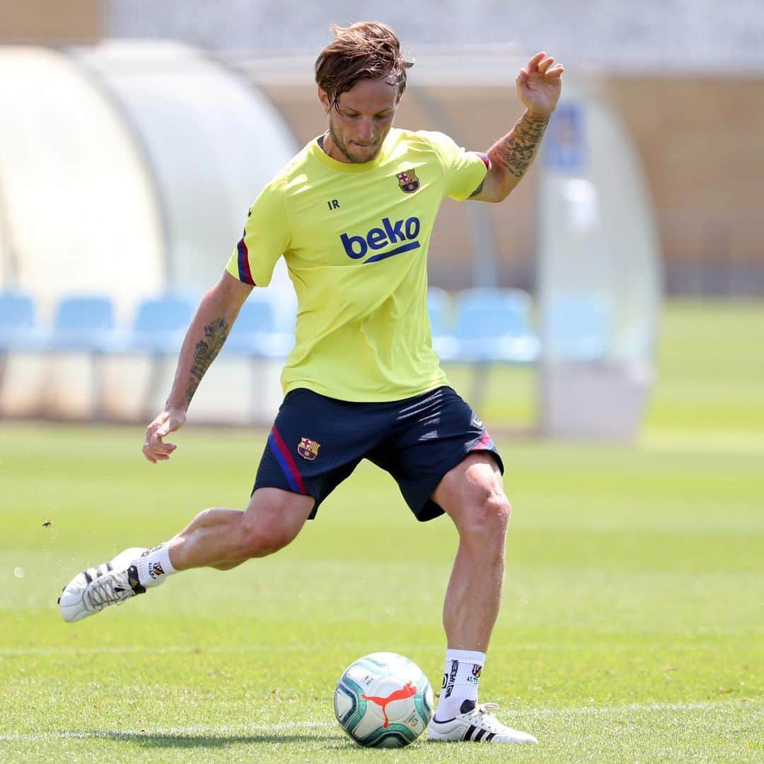 イヴァン・ラキティッチのインスタグラム：「💣⚽️💣」