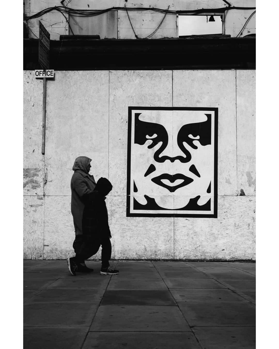 Shepard Faireyさんのインスタグラム写真 - (Shepard FaireyInstagram)「I was attracted to street art from the beginning because it democratizes art…it puts art in front of people where they live their daily lives, rather than asking them to go to a gallery or a museum. -Shepard⁠ Photo: @jonathanfurlong⁠ ⠀⠀⠀⠀⠀⠀⠀⠀⠀⁣⁠ #obey #obeygiant #shepardfairey」5月24日 1時09分 - obeygiant