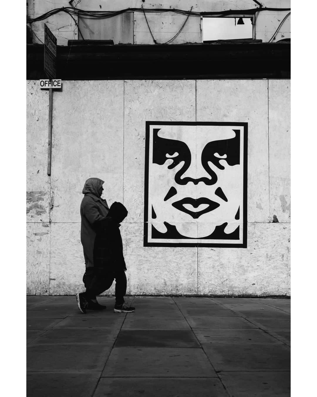 Shepard Faireyのインスタグラム：「I was attracted to street art from the beginning because it democratizes art…it puts art in front of people where they live their daily lives, rather than asking them to go to a gallery or a museum. -Shepard⁠ Photo: @jonathanfurlong⁠ ⠀⠀⠀⠀⠀⠀⠀⠀⠀⁣⁠ #obey #obeygiant #shepardfairey」