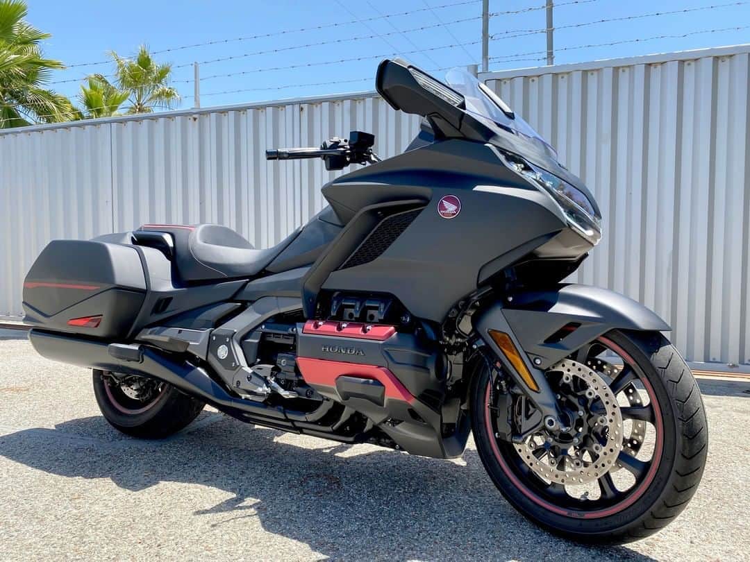 のインスタグラム：「Spotted a Matte Black Metallic 2020 Gold Wing in the wild! #GoldWing」