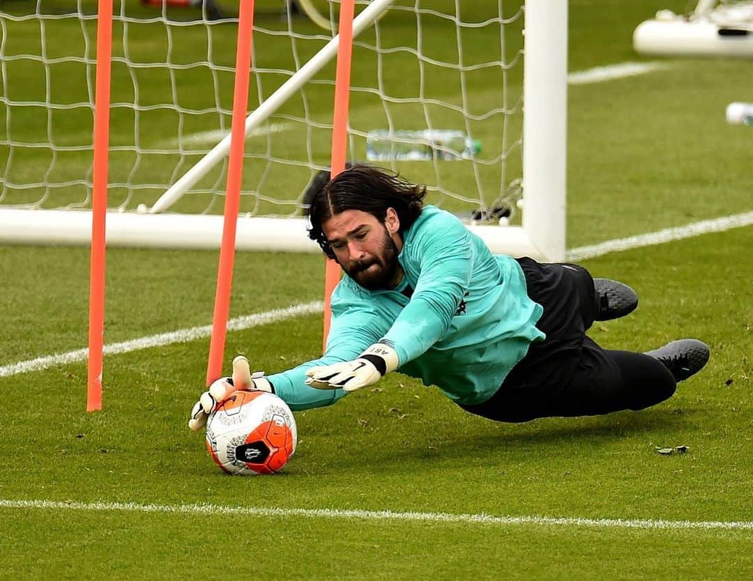 アリソン・ベッカーさんのインスタグラム写真 - (アリソン・ベッカーInstagram)「❤️🧤⚽️」5月24日 1時15分 - alissonbecker