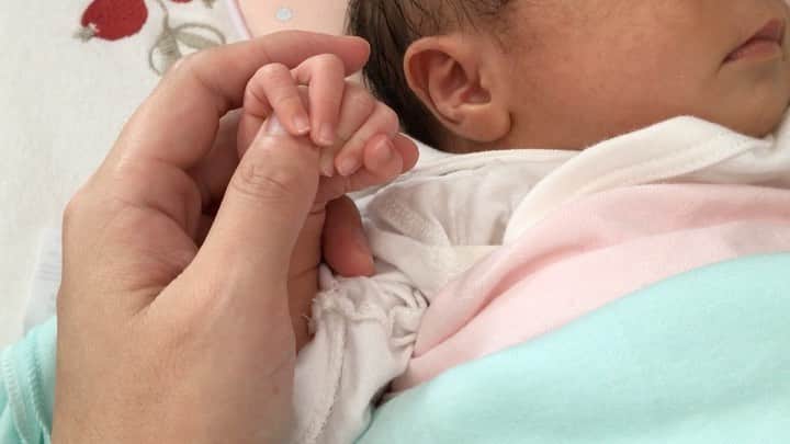 アキラ・コンチネンタル・フィーバーのインスタグラム：「大丈夫だよ gapapa  #stayhome  #baby #bayi #あかちゃん  #あかちゃんのいる生活　#あかちゃんのいる暮らし  #新生児　#ベビー動画 #赤ちゃん  #赤ちゃん動画 #プレママ #成長記録　#育児記録　#stayhome #べびすたぐらむ    #スマイル育児 #ベビフル」