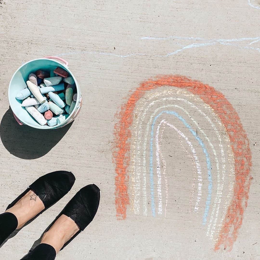 トムズシューズのインスタグラム：「Here's to creating beautiful things in new places 🌈 // #regram: @bossytutu」