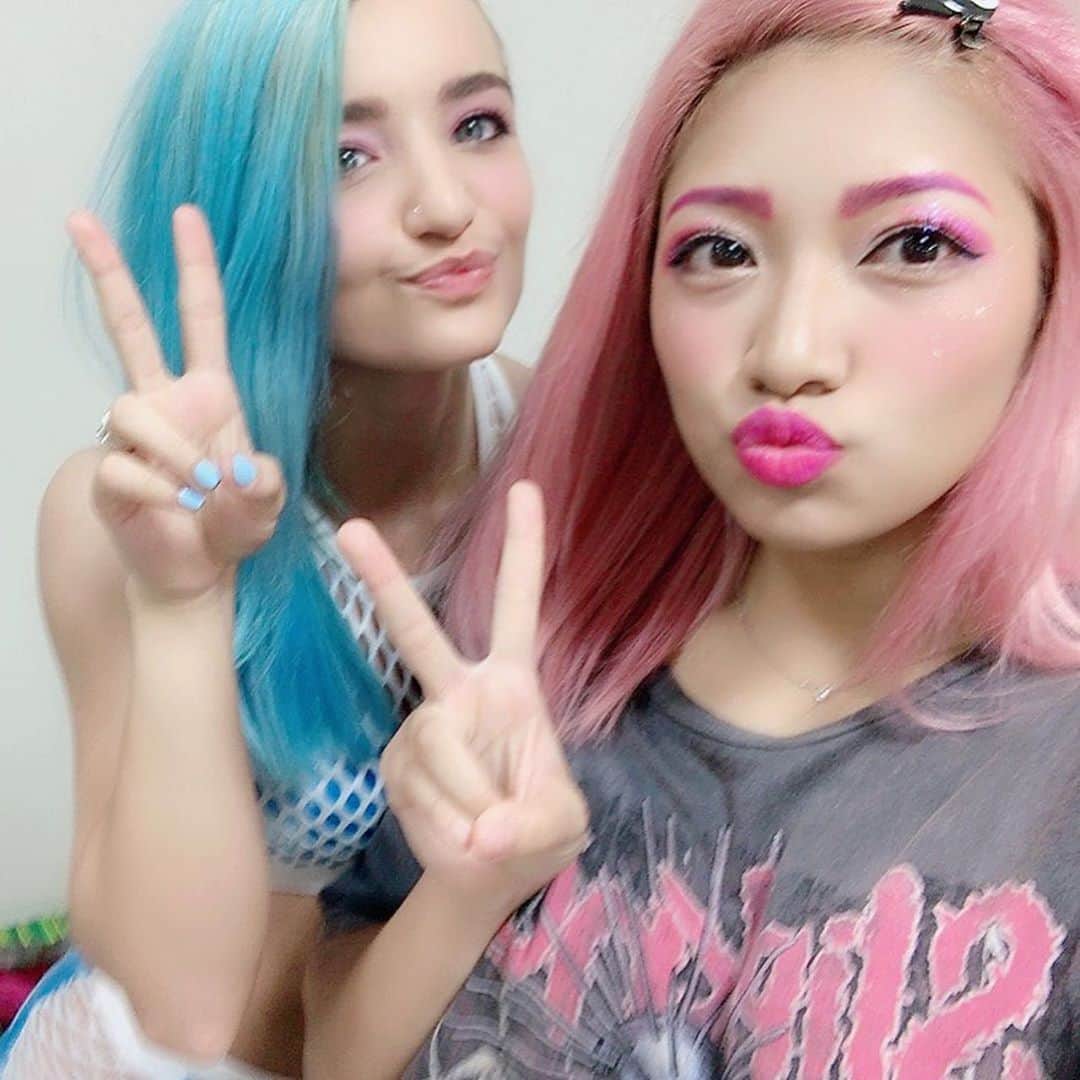 ザイヤ・ブルックサイドのインスタグラム：「Thankyou for teaching me japanese, teaching me japanese dances, always checking I’m okay, for being my translator.  Most importantly, thank you for being there and making me laugh.  It’s so hard being away from home, but you made japan feel like home 💙  Arigatou Hana-San 💙」