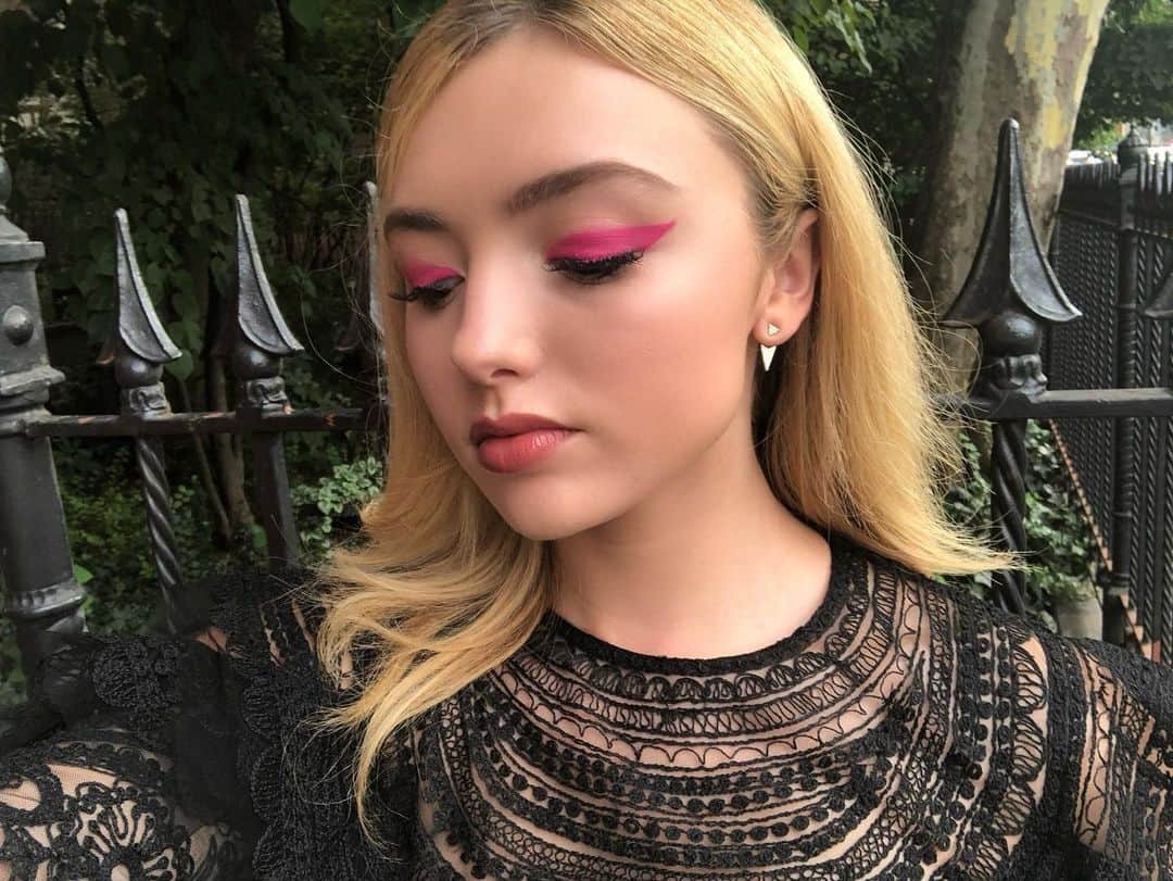 ペイトン・リストのインスタグラム：「do u remember putting makeup on to actually go places? ahh that was fun」
