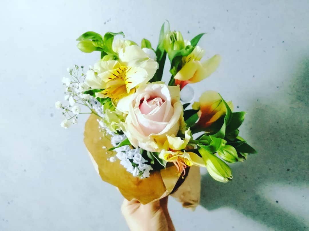 杉山由紀子のインスタグラム：「まさかのサプライズ(・∀・) * 帰ったら宅配のとこにめっちゃささってて🤣✨(2枚目の写真のが!!) * めっちゃ飛び出てたからなんだろ！？ って思ったらまさかの、、、✨ * お花🌼✨✨ ほんとに素敵なプレゼントに感謝です🙏✨ そしてこんな素敵なギフトが今はあるのね✨✨ しかも手紙もみんなからこんなに😭🧡 * 心暖まる日々😌🧡 * 人にしてあげられる、giverな人にわたしももっとなる✨ * * 本当にいつもみんなありがとう😌✨ * * #感謝 #お花 #大好き #幸せ #giver #手紙 #プレゼント #ありがとう」
