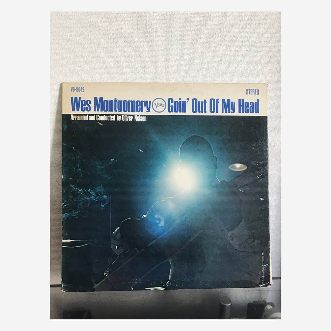 林幸治さんのインスタグラム写真 - (林幸治Instagram)「Wes Montgomery ‎– Goin' Out Of My Head  天才ジャズギタリスト、ウェスモンゴメリー 、ビッグバンドを従えての65年録音のアルバム。様々なジャンルの雰囲気を内包しつつ、ロックっぽくも響く一枚。A４チムチムチェリーはミュージカル映画「メリーポピンズ」の劇中歌。子供の頃に習ったなあ。今の子供も習うのでしょうか。 ギターの音色が心地よい朝。おはようございます。  #vinyl #1966 #wesmontgomery #usoriginal #nowspinning #bigbandjazz #jazz #オクターブ奏法 #親指のみ #親指のみでピッキングする凄い人」5月24日 7時15分 - tct_koji_hayashi