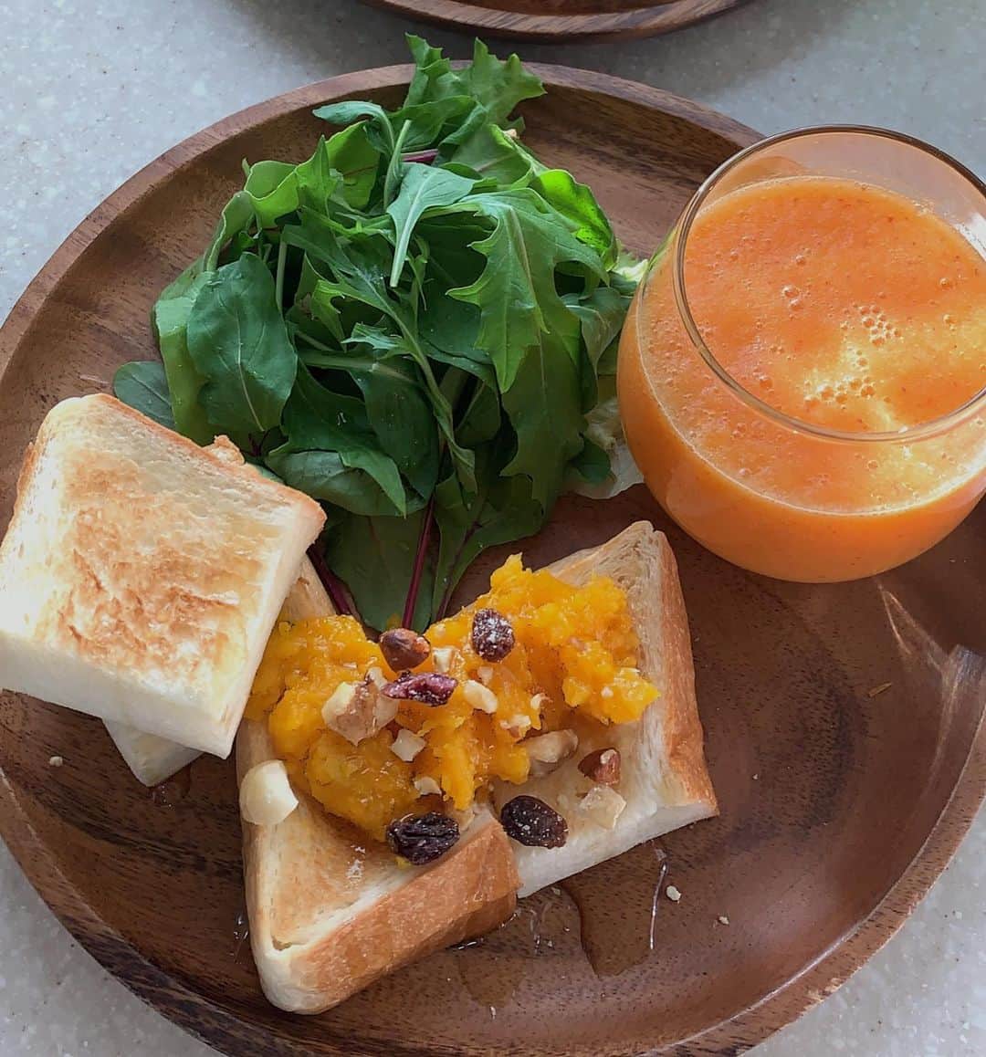 水谷雅子さんのインスタグラム写真 - (水谷雅子Instagram)「#おはようございます #モーニング#朝食 #goodmorning #breakfast  #ワンプレート #パンプキントースト#乃がみ  #サラダ#スムージー #りんごと人参のスムージー #オレンジ #水谷雅子#水谷雅子beautybook50の私  名古屋26℃🌤 おはようございます！ 今朝は気持ちのいい散歩でした🐕😊🍀 秋田犬は暑いのが苦手なのでいつもより早い時間に行くようにしています🐶 日中は暑くなりそうです💦 熱中症に気をつけて下さいね！😉💖 ⭐️スイートパンプキン🎃 かぼちゃをレンジで柔らかくしたら、 熱いうちにバター、ハチミツ、卵黄を混ぜ合わせています😋」5月24日 7時15分 - mizutanimasako