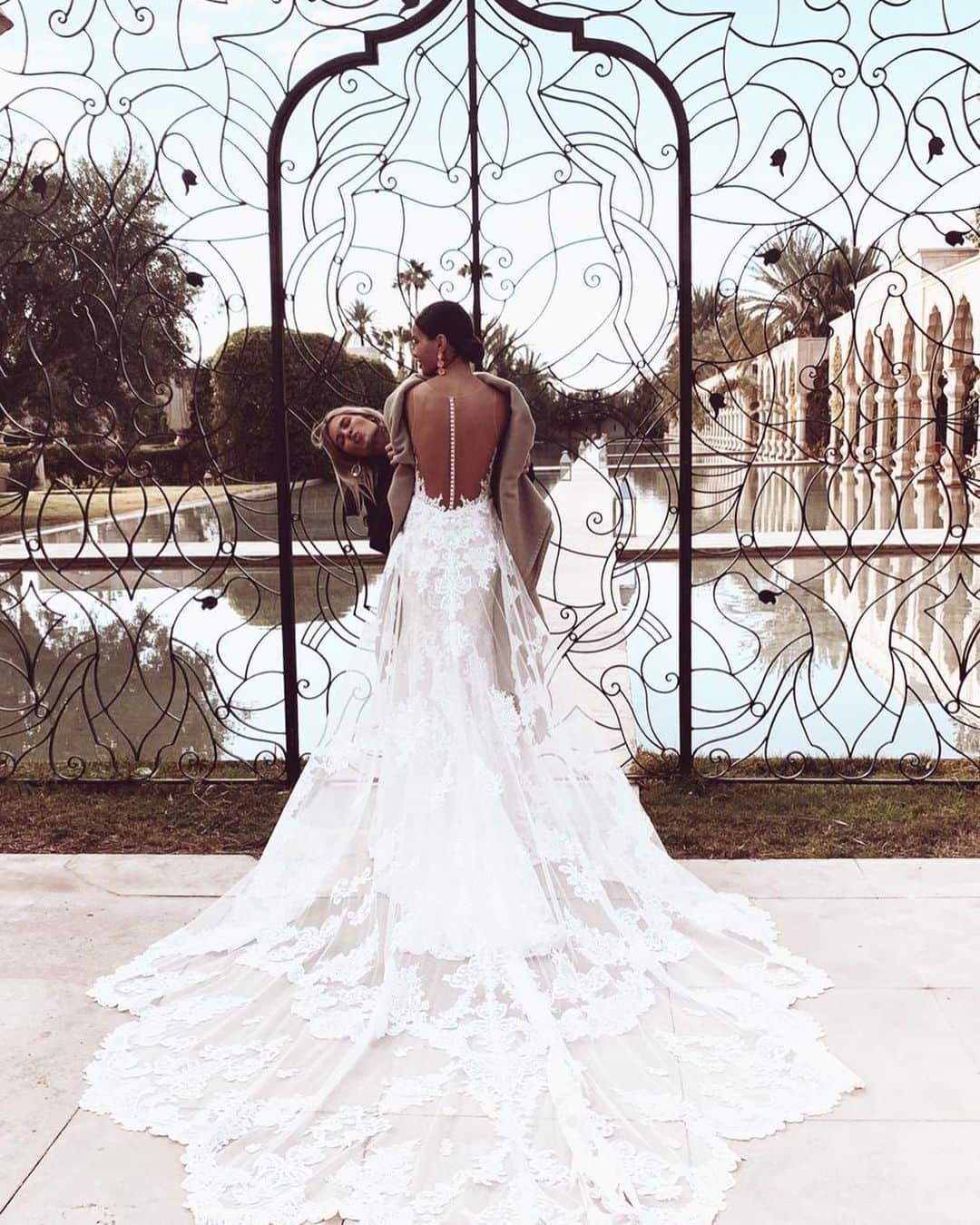 ジョアナ・サンスのインスタグラム：「I miss u @silviaboschmunoz 🥺 Esa foto es de una campaña de novias que hicimos en Marruecos... Un día de mucho frío 🥶 Pero ahí estaba ella con la “batamanta” para acurrucarme entre foto y foto☺️ #missmyjob」