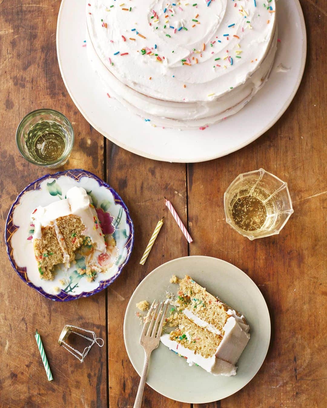 キャンディス・クマイさんのインスタグラム写真 - (キャンディス・クマイInstagram)「congrats 🍾🎓to the class of 2020  come over for my banana 🌈 funfetti 🎂cake + happy Memorial Day weekend xxx . Makes one 8” or 9” round cake or double recipe to make a two-layer Birthday 🍰 or celebratory cake for 🎓 grads!  Serves 12  INGREDS  1/3 cup unrefined coconut oil, room temperature 3/4 cup organic white sugar 1/2 ripe banana, mashed 3/4 cup water 1 teaspoon organic vanilla extract Dry Ingredients: 1 3/4 cups gluten free flour 3/4 cup almond meal 1/4 teaspoon sea salt 1 teaspoon baking soda 1 tablespoon apple cider vinegar 2 tablespoons multi-colored rainbow sprinkles  DIREX  Pre-heat the oven to 350°F. Lightly coat 1 9-inch round cake pans with unrefined coconut oil or baking spray. In a medium mixing bowl whisk together the wet ingredients: unrefined coconut oil, white sugar, banana, water and vanilla extract, set aside. In a small mixing bowl, add the dry ingredients: gluten free flour, almond meal, and salt. Gently add the dry ingredients into the wet bowl, mix until combined, but do not over mix. In a small bowl, combine the baking soda and apple cider vinegar mixture, allow the mixture to fizz and fold into the cake. Gently fold in the multi-colored sprinkles. Pour the batter into the prepared cake pans, place into the 350 degree oven and bake for approximately 33 minutes, or until the top is golden brown. Remove from the oven and cool completely prior to icing the cake.  For the Coconut Icing & Sprinkles!: 2 1/4 plus 2 tablespoons cups powdered confectioner’s sugar 2 tablespoons unrefined coconut oil 3 tablespoons unsweetened almond milk 2 teaspoons apple cider vinegar 2 tablespoons rainbow sprinkles, to top! Icing Directions: In a large mixing bowl, (or in a stand-mixer) add the powdered Confectioner’s sugar, unrefined coconut oil and almond milk, whisk well with a power mixer or hand-held whisk to combine. Full recipe on candicekumai.com」5月24日 2時03分 - candicekumai