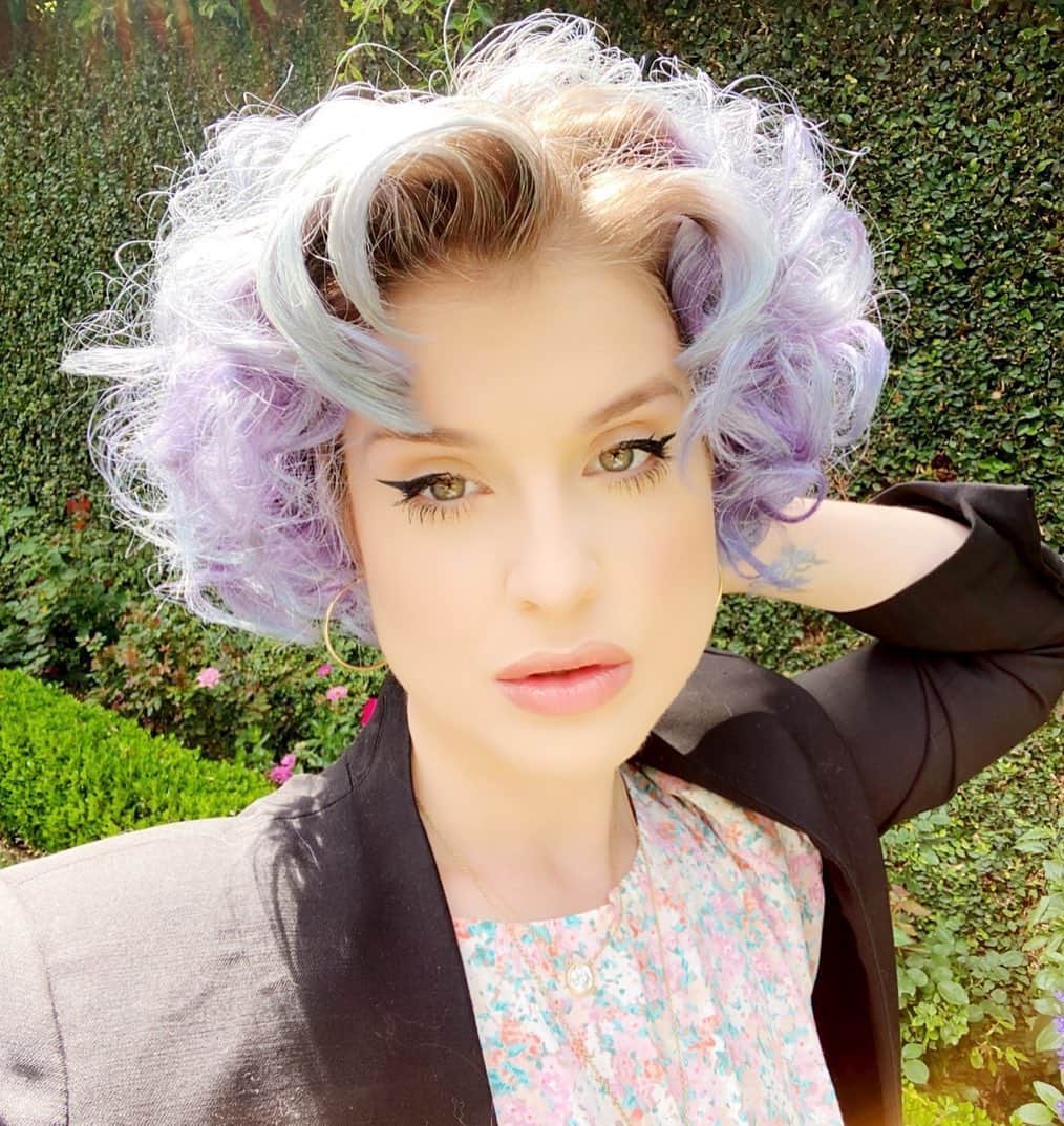 ケリー・オズボーンのインスタグラム：「Ok now I’m feeling this look... 💜💜💜 #quarantineHair #DIY」