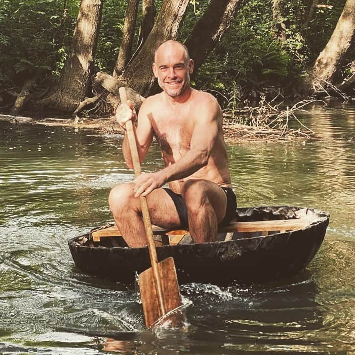 ポール・ブラックソーンさんのインスタグラム写真 - (ポール・ブラックソーンInstagram)「Today’s river transport:  The Coracle. A tradition hailing from Wales and the English West Country. Much fun for man and dog alike.」5月24日 1時59分 - paulblackthorne