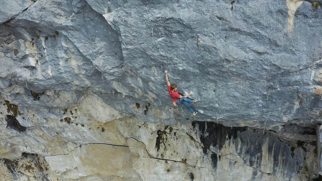 ヤコブ・シューベルトさんのインスタグラム写真 - (ヤコブ・シューベルトInstagram)「Rockclimbing in Tyrol has been amazing lately! The last few days I have been able to send two more perfect lines, ‚Gambit‘ [8c+] at Schleierwasserfall and ‚Road to the Source‘ [8c+] at Schwarze Wand in Zillertal.  Still many more waiting, heading out tomorrow again 🔥 • Photo by @flomurnig • #rockclimbing #tirol #myinnsbruck  @mammut_swiss1862 @raiffeisen @innsbrucktourism @lasportivagram @heeressportzentrum @gloryfy @thecrag_worldwide」5月24日 2時11分 - jakob.schubert