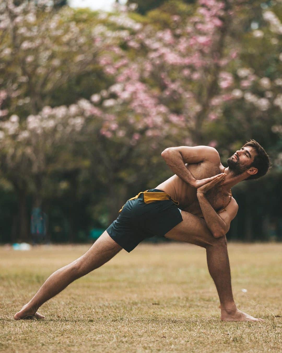 Ricardo Baldinさんのインスタグラム写真 - (Ricardo BaldinInstagram)「É nos momentos de desafios que descobrimos a nossa força e um novo ponto de vista, além de saídas e transformações que não enxergávamos da nossa zona de conforto.🧘🏽‍♂️ #yoga #thoughts 📸 @rafavercosayoga」5月24日 2時09分 - rbaldin