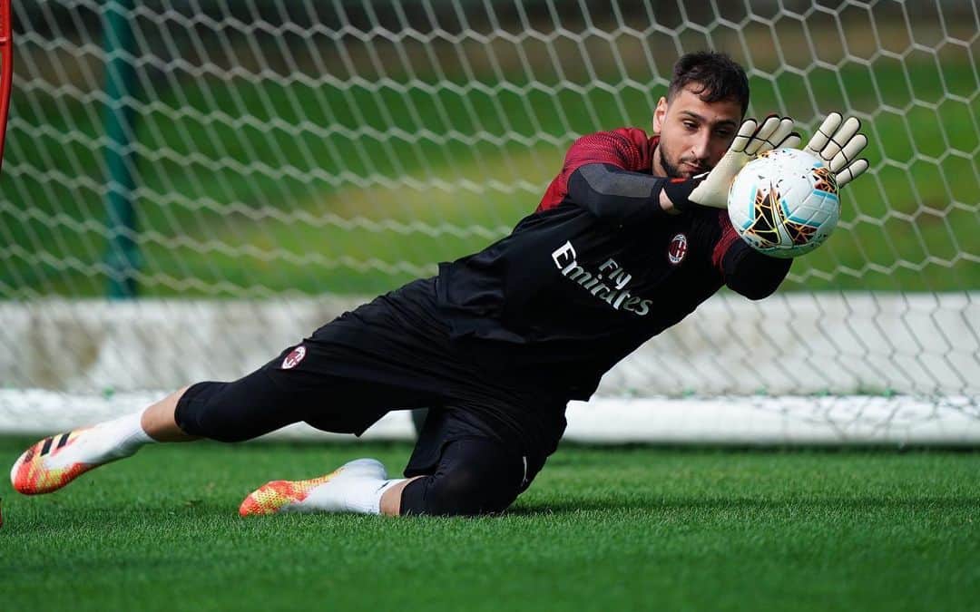 ジャンルイジ・ドンナルンマのインスタグラム：「🧤 ⚽️ 😄」