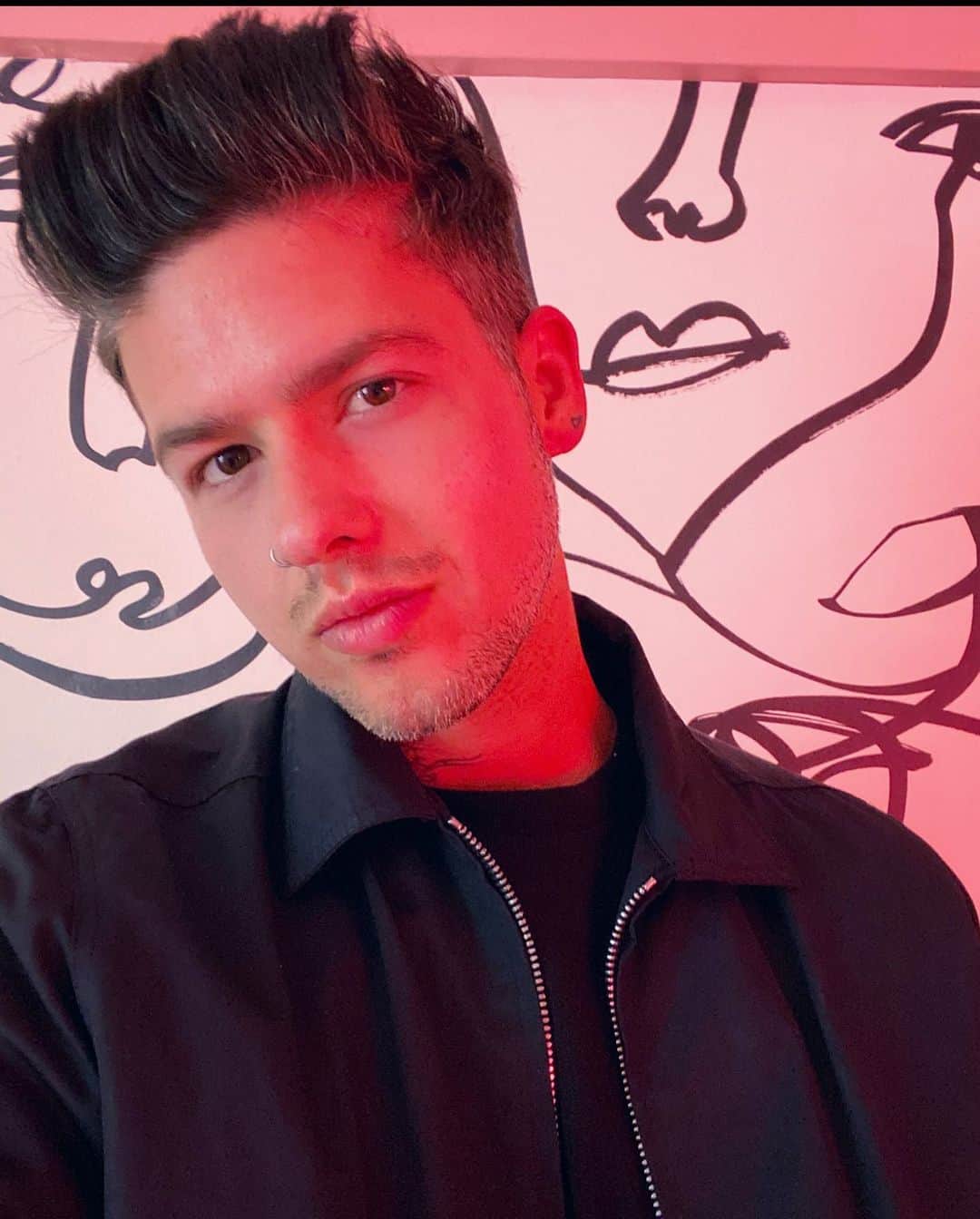 T・ミルズのインスタグラム：「so.... what did everyone think of my Just A Friend cover from yesterday 🧐」