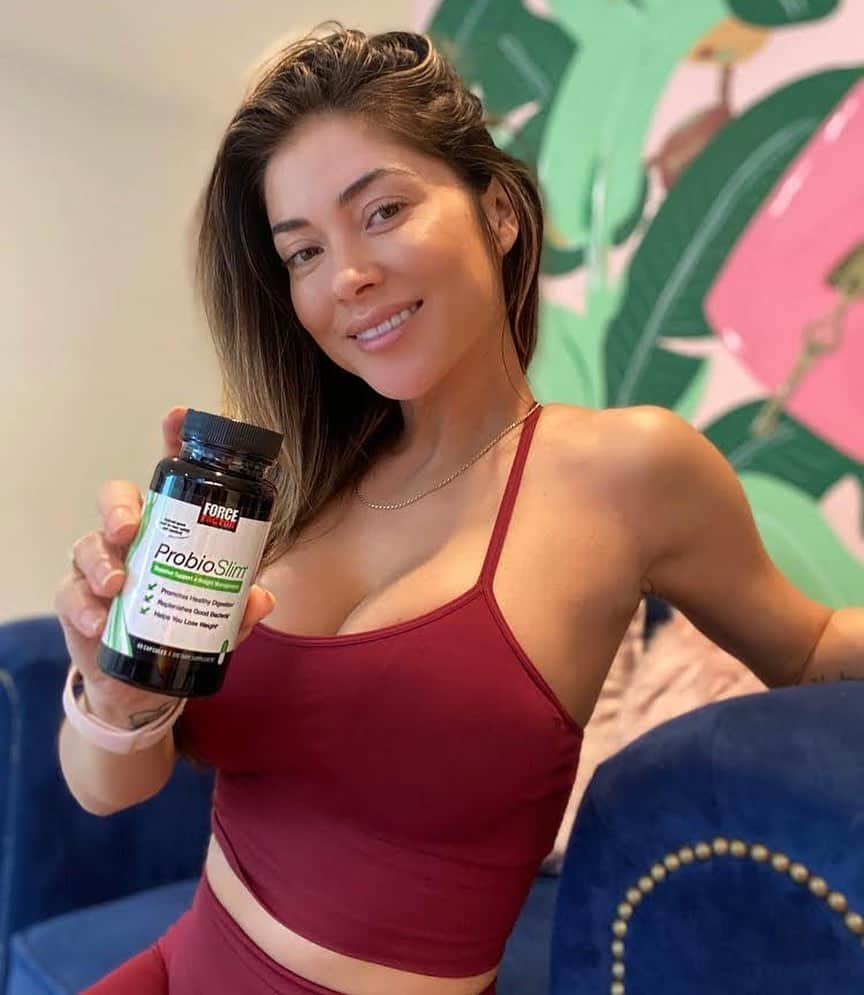 アリアニー・セレステさんのインスタグラム写真 - (アリアニー・セレステInstagram)「AD| The key to optimal health is gut health! I love my Probioslim by @forcefactor ! Follow your gut! This supplement not only helps with bloating and digestion but also helps with fat burning! You can get it at any @walmart.」5月24日 2時38分 - ariannyceleste