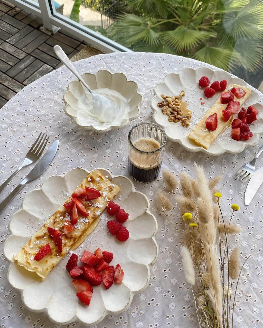 Collage Vintageさんのインスタグラム写真 - (Collage VintageInstagram)「One of my favorite breakfasts, crepes with cream cheese, strawberries and raspberries!! Its yummy! 🍓🥞」5月24日 2時44分 - collagevintage