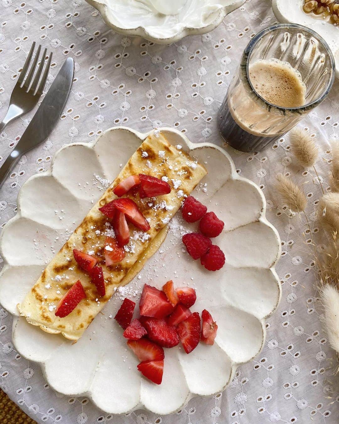 Collage Vintageさんのインスタグラム写真 - (Collage VintageInstagram)「One of my favorite breakfasts, crepes with cream cheese, strawberries and raspberries!! Its yummy! 🍓🥞」5月24日 2時44分 - collagevintage