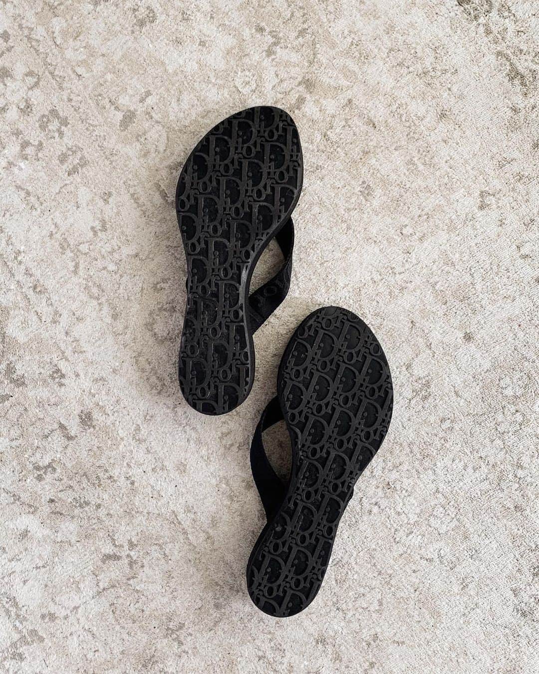 Kelsey Simoneのインスタグラム：「Never really been a fan of flipflops.. but when I saw these @dior babies I could already picture us at the beach together ☀️」