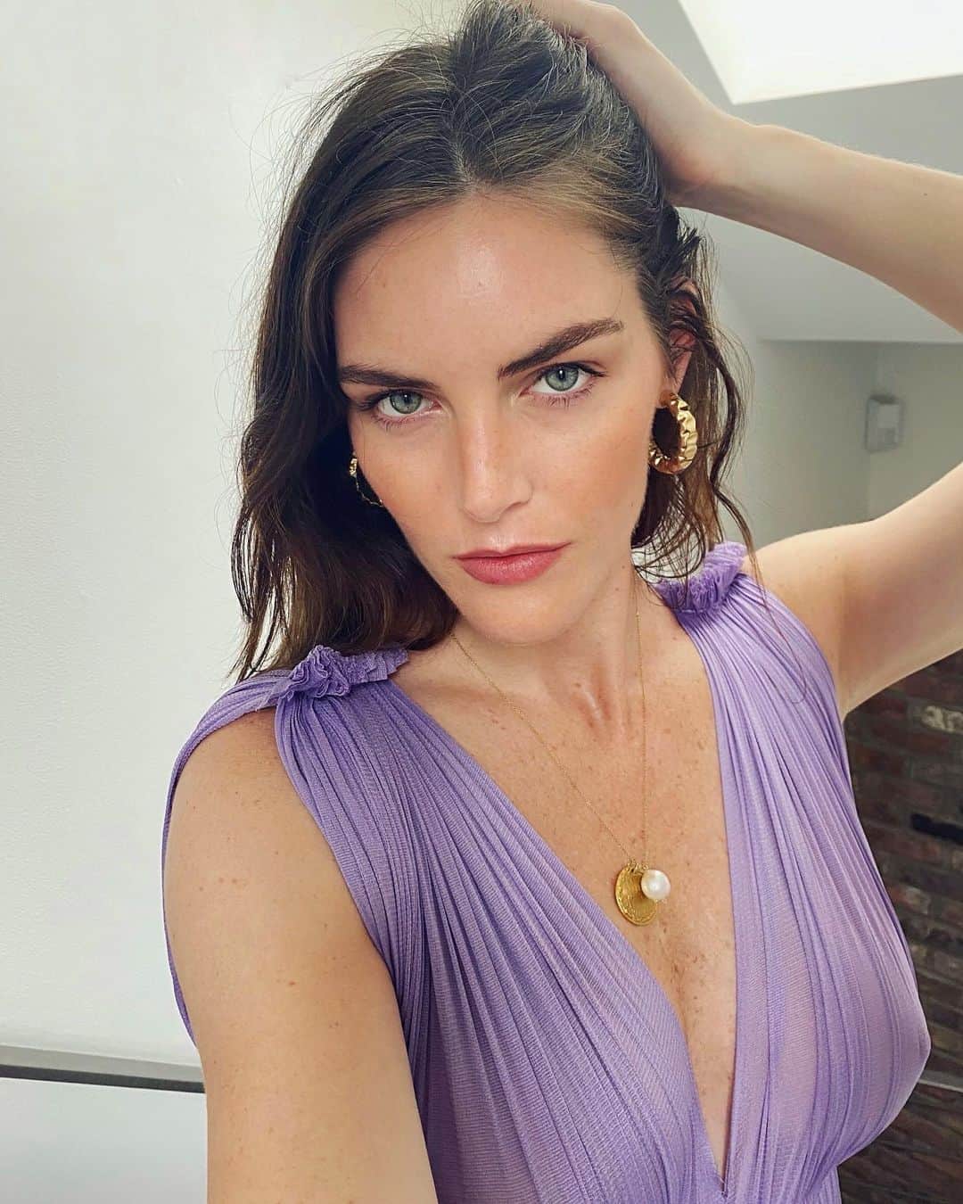 ヒラリー・ローダのインスタグラム：「inspired by the lilac bushes i saw in central park yesterday 💜」