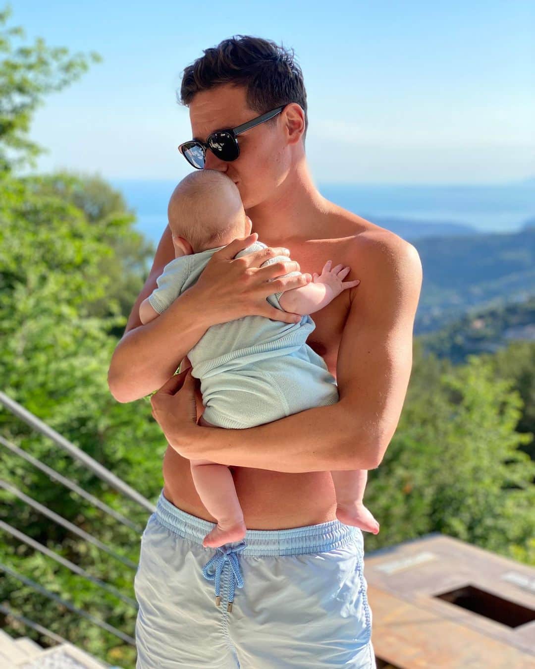 フロリアン・トヴァンのインスタグラム：「King Alessio 👑 Je t’aime mon fils ❤️」