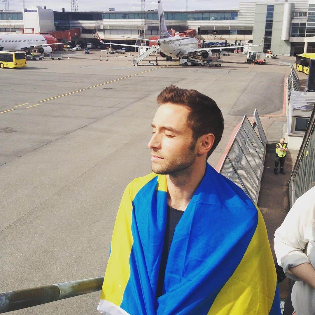 モンス・セルメルローさんのインスタグラム写真 - (モンス・セルメルローInstagram)「Five years ago today, the 23rd of May 2015, my life changed. Def doesn’t feel like five years despite SO much has happened since. Thank you all for supporting me that night and ever since! We’ve only just started! ❤️」5月24日 2時54分 - manszelmerlow