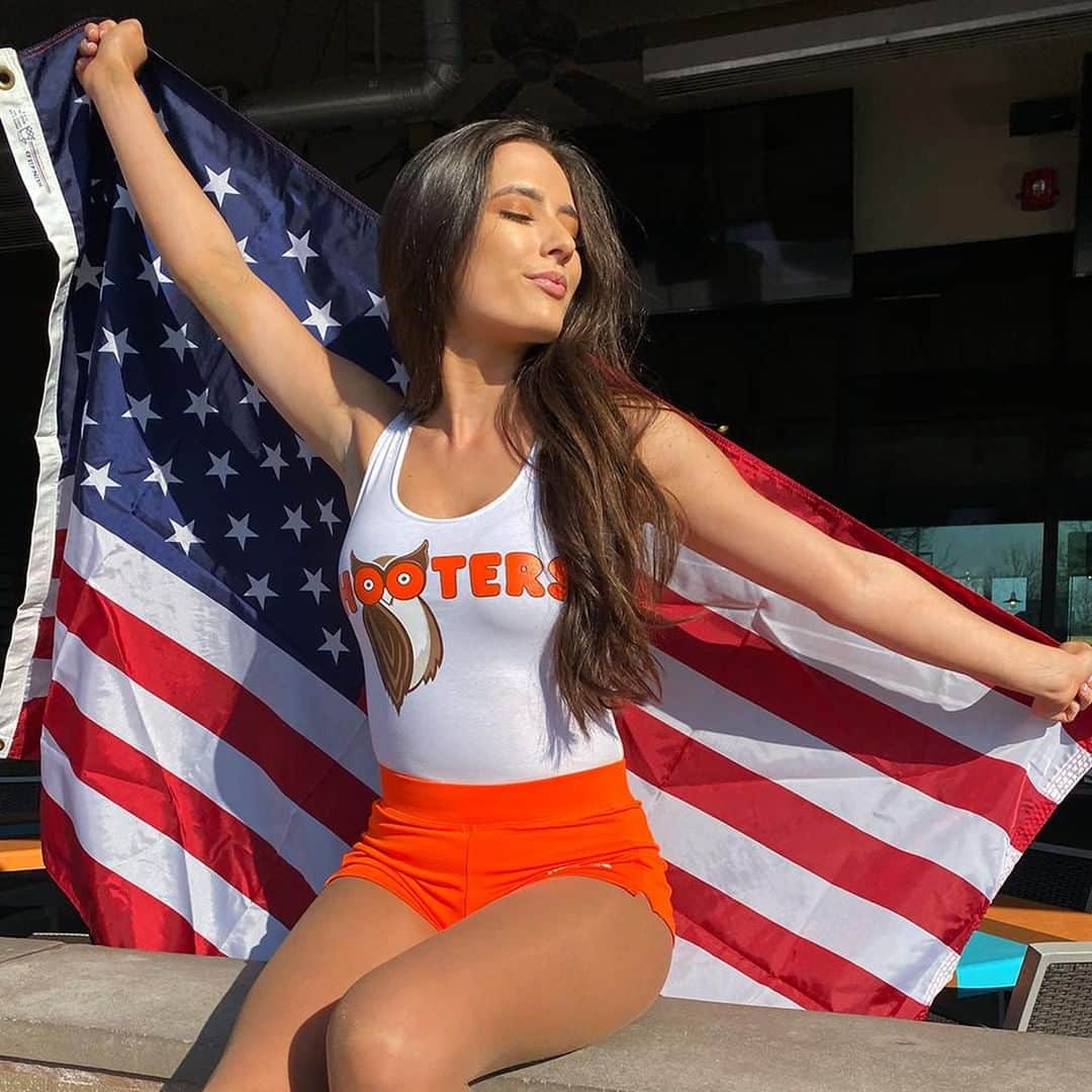 Hootersさんのインスタグラム写真 - (HootersInstagram)「Proud to serve those who serve us 🇺🇸 This Memorial Day all Active Duty Military and Veterans eat free from select menu items with any beverage purchase.  Can’t make it in for dine-in? Get 20% off your curbside pickup order! Just show your ID. * Valid at participating locations only.」5月24日 3時01分 - hooters