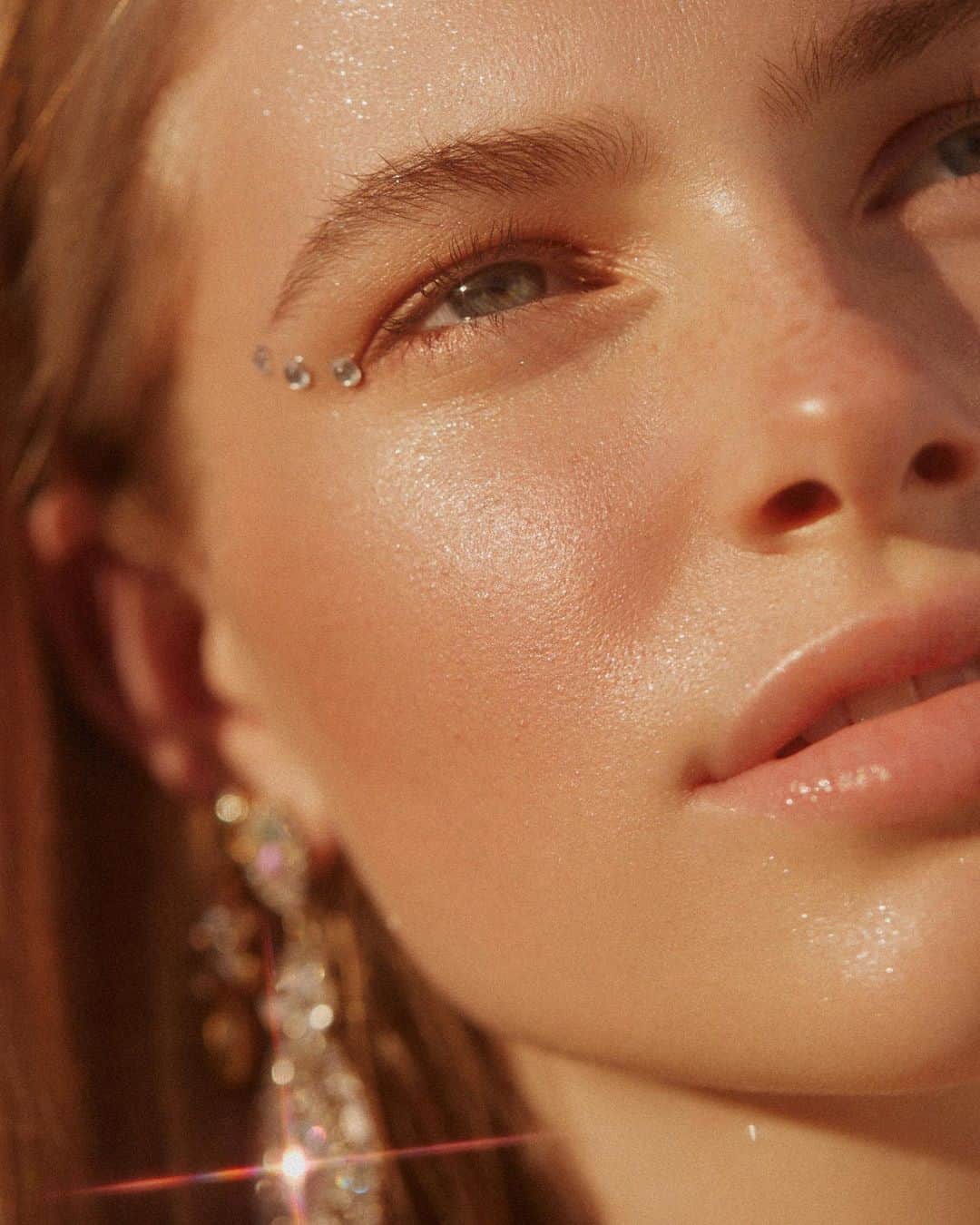 Smashboxのインスタグラム：「Shimmery radiance a la Primer Water 💦 ✨​⠀⠀⠀⠀⠀⠀⠀⠀⠀ ⠀⠀⠀⠀⠀⠀⠀⠀⠀ 📸: @chantellekemkemian⠀⠀⠀⠀⠀⠀⠀⠀⠀ ⠀⠀⠀⠀⠀⠀⠀⠀⠀ #regram #SmashboxPrimer」