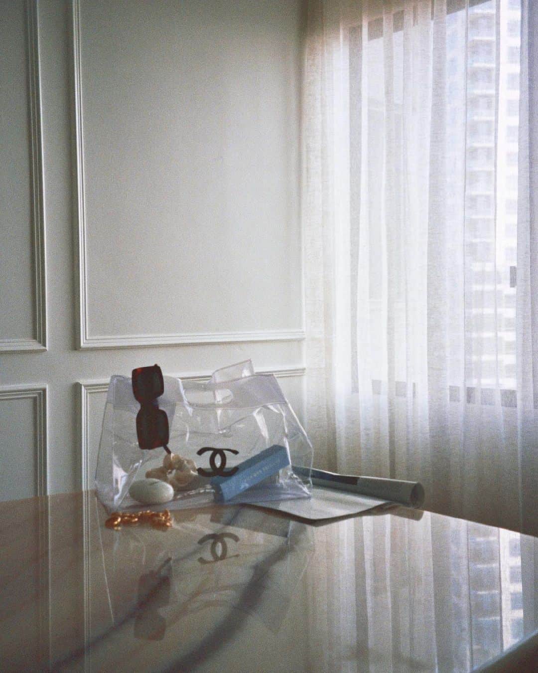 Marianna Hewittのインスタグラム：「mornings at my dining room table ☕️ #homewithMH」