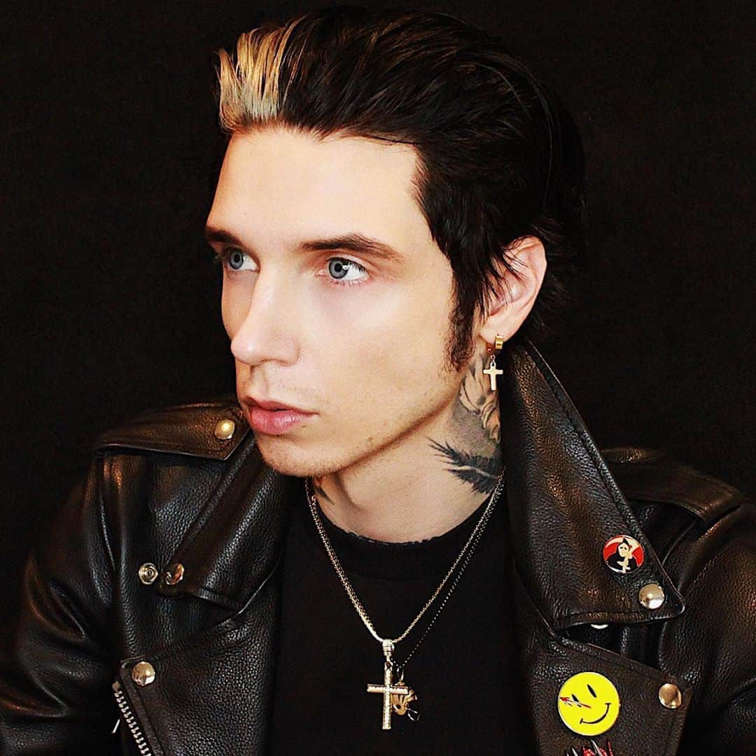 アンディー・ビアーザックのインスタグラム：「I hope everyone is having a great weekend so far! We have lots of @blackveilbrides news coming soon! There will be info regarding #Restitchthesewounds and the 10 year anniversary celebration/record release and we are currently in production on #BVB6 ! While it’s obviously unfortunate that we were not able to play our previously scheduled shows we are working hard to make sure we give you guys lots of new music in the interim as everyone adjusts to the current global situation. Wishing you and your loved ones a safe and healthy start to your summer and that you’re able to find some light in the midst of these often dark times 🆎🖤」