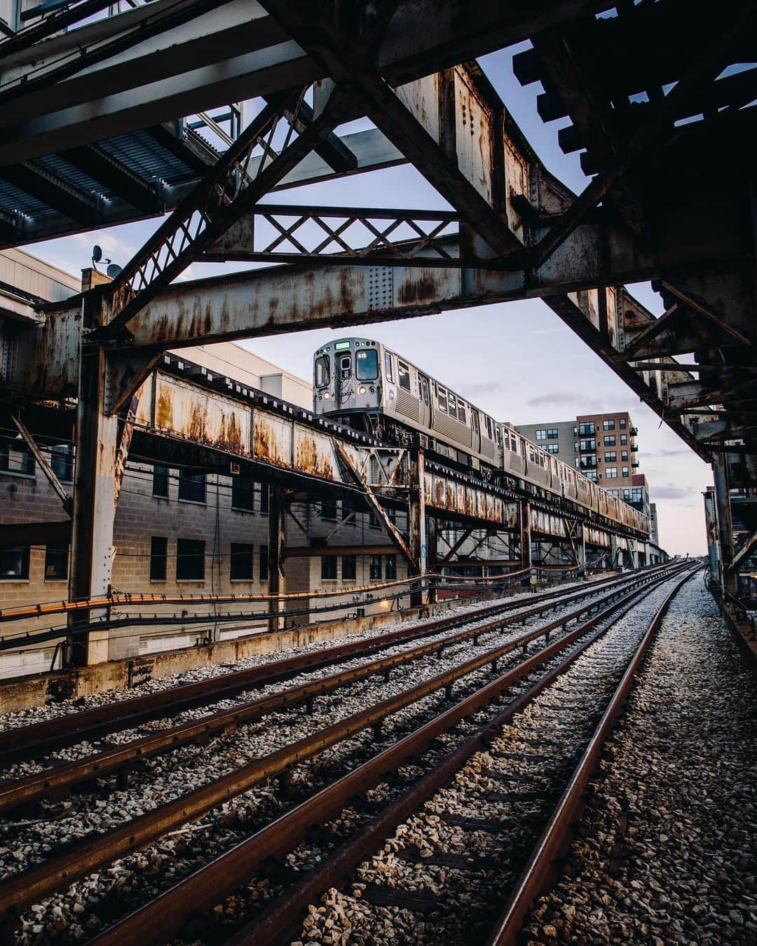 trashのインスタグラム：「Want to learn how to get some of my favorite shots and perspectives of Chicago like these? @explorest just added Chicago to their list of locations and I’m hyped to be one of the first contributors for the city. This app saved me when I was in Hong Kong and helped me get to all the spots I wanted and now it’s available for Chicago. You can learn everything from what gear to use, how to get there, what weather is best, where to stand, and what else to do or shoot near by. Highly recommend adding this to your game now and make sure to check out all of my 11 locations!」